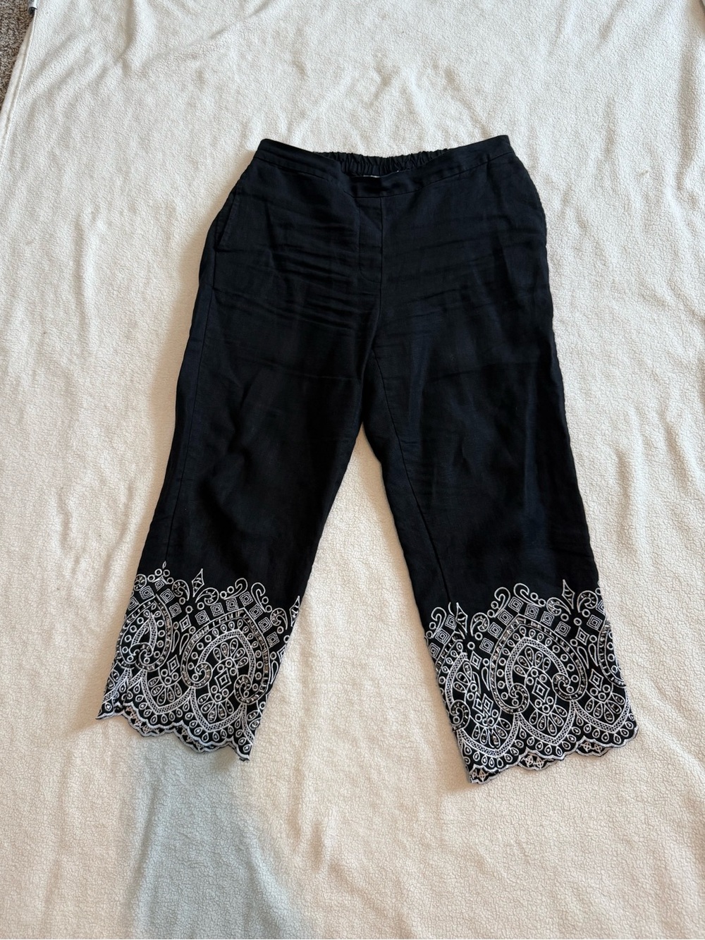 Chico's Black Elastic Waist Cropped Pants with White Label